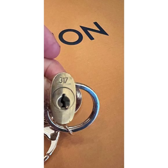👛  AUTHENTIC LOUIS VUITTON UPCYCLED LOCK AND KEY ON NON BRANDED CHAIN - Picture 4 of 6